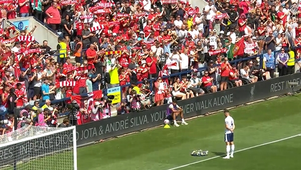 普雷斯顿队长向利物浦球迷看台献花，双方球员集体为若塔兄弟默哀