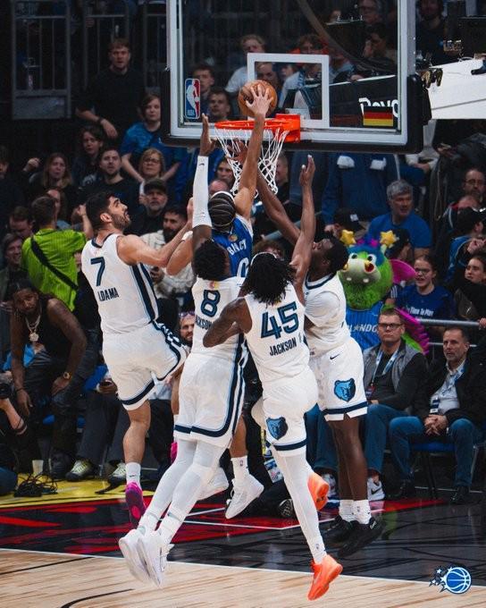 世俱杯官网-世界名画，魔术后卫布莱克潇洒上演以一扣四，灰熊球员望尘莫及